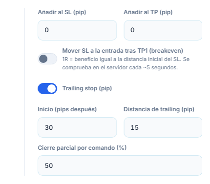 Campos Añadir al SL y Añadir al TP en pips, interruptor de breakeven, interruptor de trailing stop activado con distancia de inicio y de seguimiento, y porcentaje de cierre parcial por comando