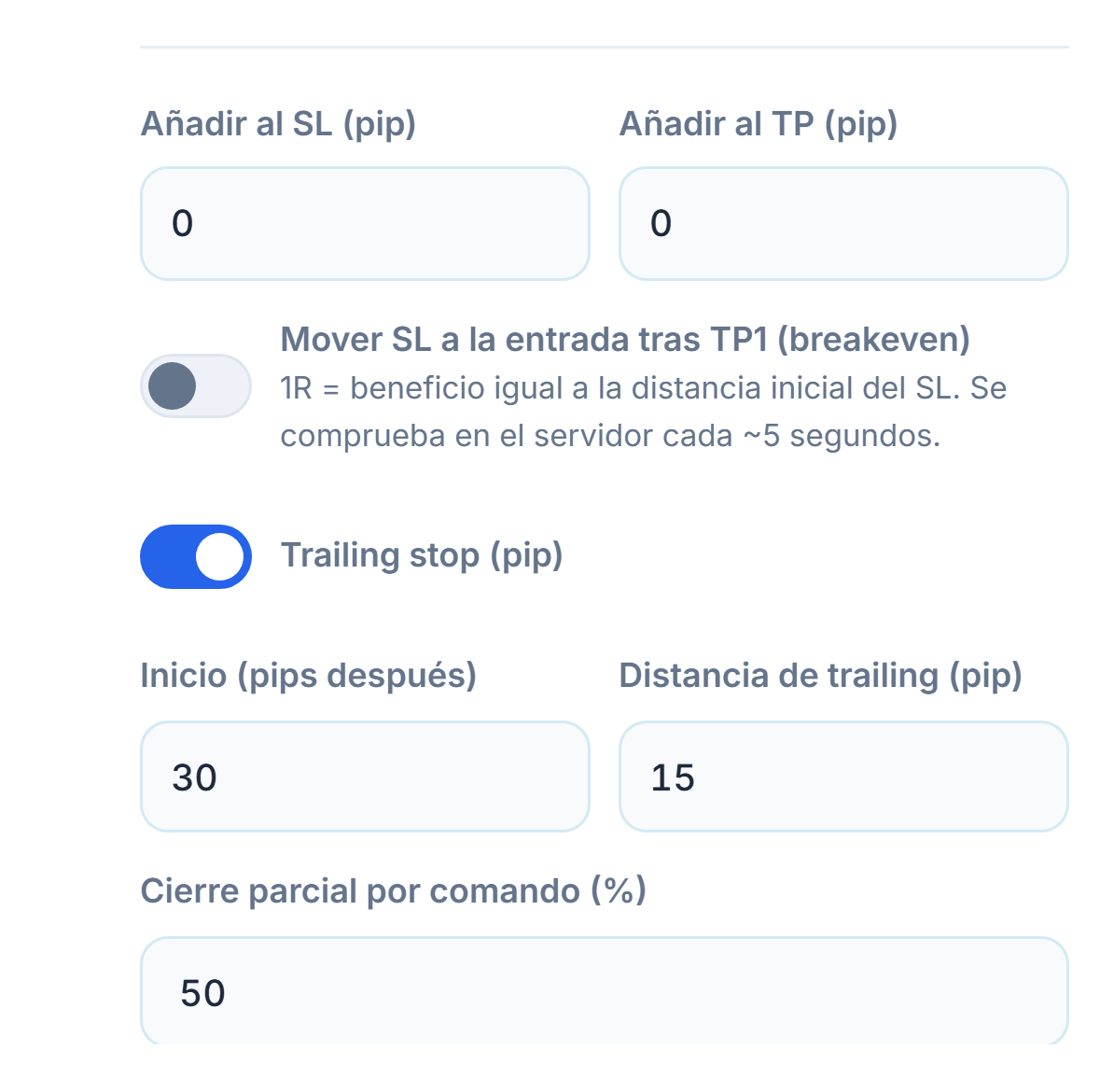 Campos Añadir al SL y Añadir al TP en pips, interruptor de breakeven, interruptor de trailing stop activado con distancia de inicio y de seguimiento, y porcentaje de cierre parcial por comando