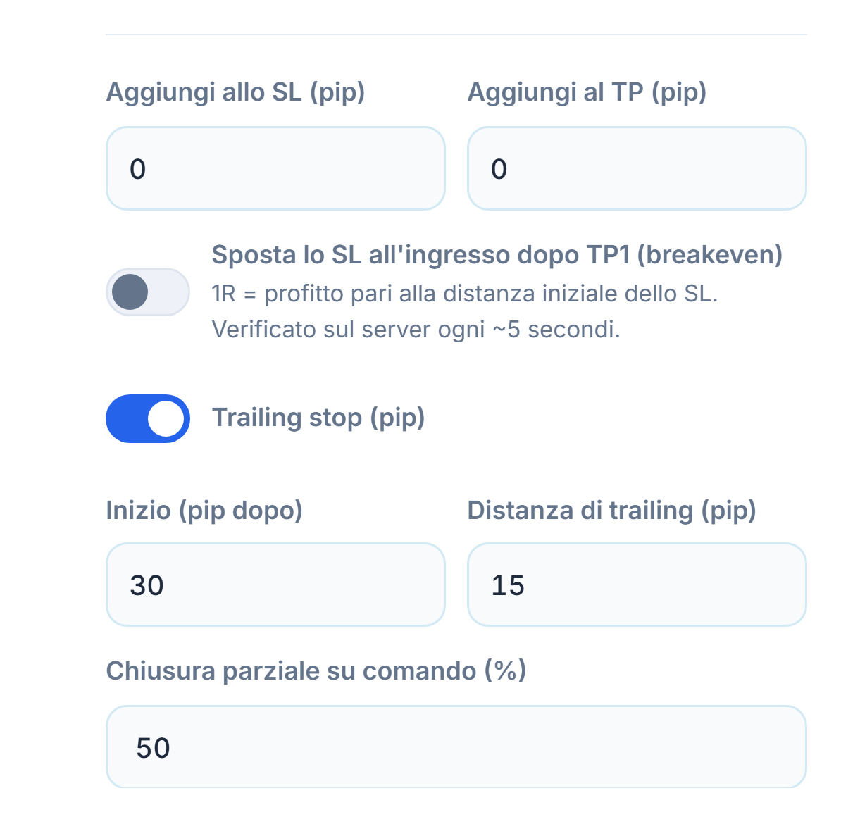 Campi pip Aggiungi allo SL e Aggiungi al TP, interruttore breakeven, interruttore trailing stop attivo con distanza di partenza e di trailing, percentuale di chiusura parziale su comando